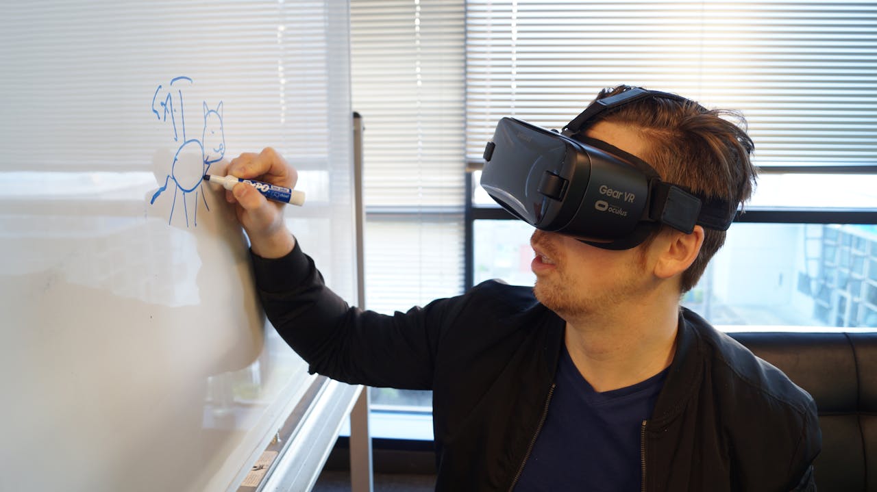 13 Advantages of Virtual Reality Technology in Industries